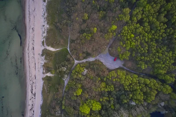 Drone Pohled Pláž Červeným Autem — Stock fotografie