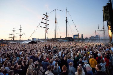 Tall Ship Race 2022 'deki Tobias Rahim konserinde büyük bir kalabalık vardı.