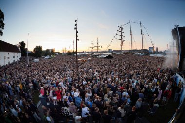 Tall Ship Race 2022 'deki Tobias Rahim konserinde büyük bir kalabalık vardı.