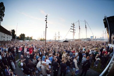 Tall Ship Race 2022 'deki Tobias Rahim konserinde büyük bir kalabalık vardı.