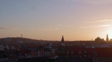 Danimarka 'nın Aalborg kentindeki günbatımının panorama manzarası