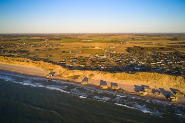 Danimarka 'da güçlü dalgalarla dolu plaj