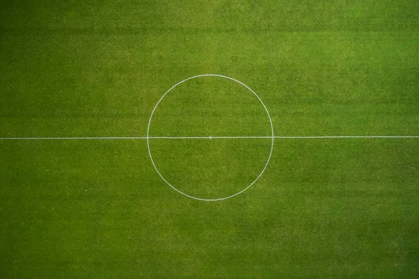 Yeşil futbol sahası çemberi yakın.