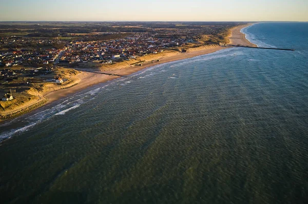 Danimarka 'da sahildeki evler. 