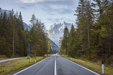 İtalya 'daki Dolomite Dağları' nda uzun bir yol