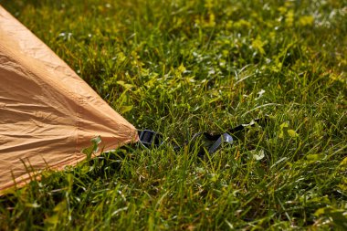 Çimlere çadır kurun.