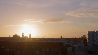 Danimarka 'nın Aalborg kentindeki günbatımının panorama manzarası