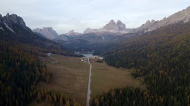 İtalya 'daki güzel büyük dağlar ve ormanlar