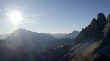 İtalya 'daki güzel büyük dağlar ve ormanlar