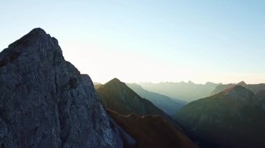 Dağlarda batan güneş panoraması