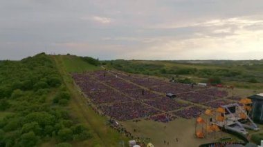 İnsanlar festivalde sahneyi izliyor.