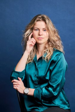 Mavi yakalı güzel bir kadın.