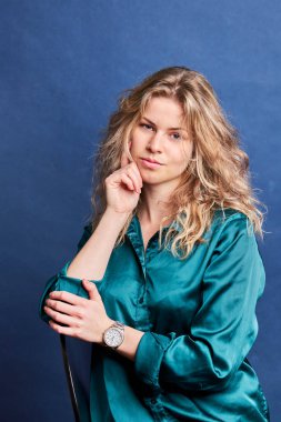 Mavi yakalı güzel bir kadın.