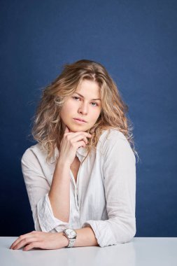 Beyaz yakalı güzel bir kadın.