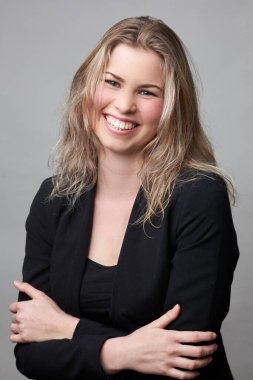 Siyah gömlekli güzel bir kadın.