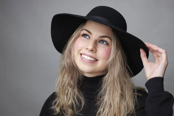 Joven Hermosa Mujer Sombrero Negro Camisa — Foto de Stock