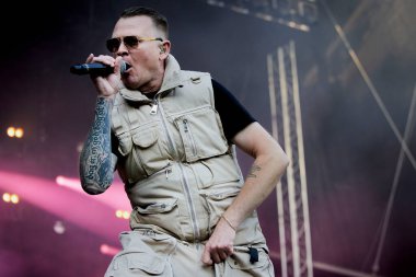 Sanık Nibe 'de gösteri yapıyor.