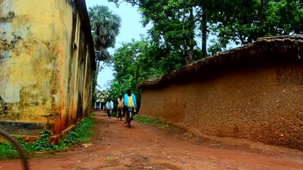 Indiaans dorp vrouwen fietsen. — Stockvideo