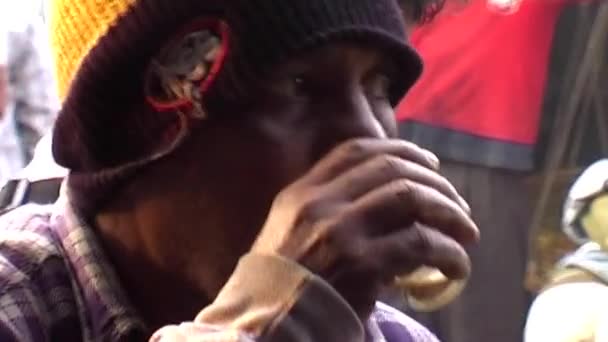 Закрити постріл індійський чоловік п'є чай. — стокове відео