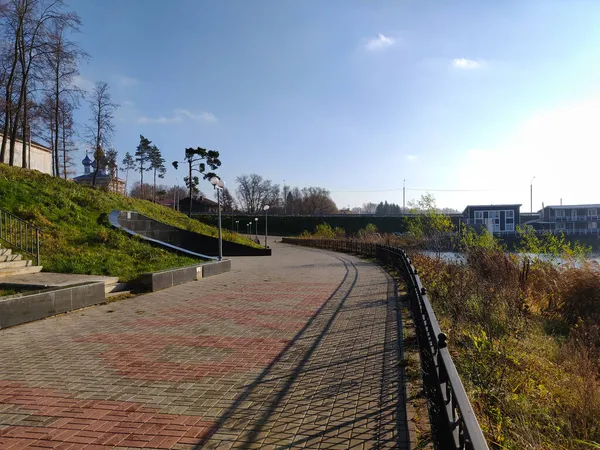 Осенний Пейзаж Небольшой Рекой Набережной Деревней — стоковое фото