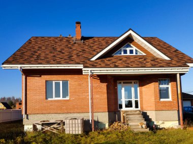 Küçük tuğla aile kır evi..