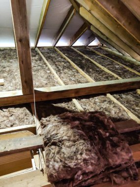 Çatıya izolasyon malzemesi yerleştiriliyor..