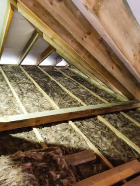 Çatıya izolasyon malzemesi yerleştiriliyor..