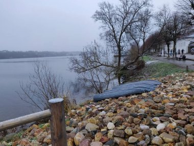 Volga nehri ve Ples köyü ile kırsal Rus kış manzarası