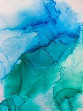 Alkol mürekkebinin arka plan dokusu mavi renkte. Damlaları ve lekeleri olan soyut boya.