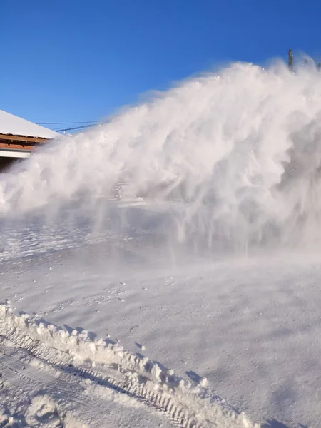 Reiniging Van Werf Met Sneeuwblazer Winter Seizoensgebonden Activiteit — Stockfoto