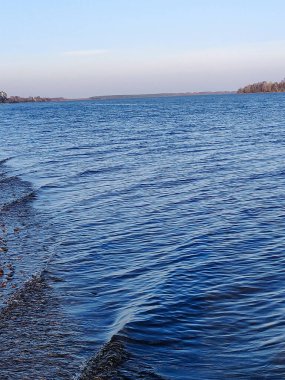 Uzakta büyük bir nehir var. Kıyı görünüyor.