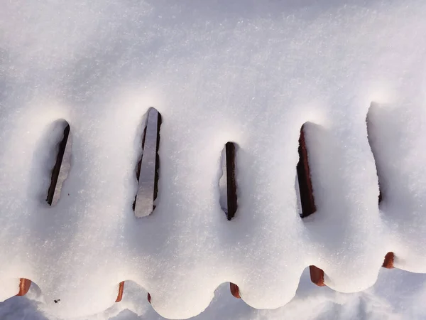 Panchina Coperta Neve Nel Parco Cittadino Paesaggio Invernale — Foto Stock