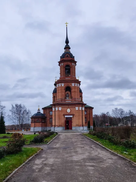 Κόκκινο Τούβλο Εκκλησία Σκούρα Μεταλλική Οροφή — Φωτογραφία Αρχείου