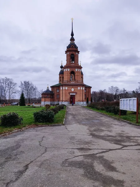 Kościół Cegły Czerwonej Ciemnym Dachem Metalowym — Zdjęcie stockowe