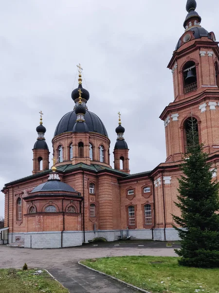 Церковь Красного Кирпича Темной Металлической Крышей — стоковое фото