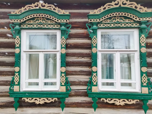 Tahta evlere oyulmuş güzel pencereler.