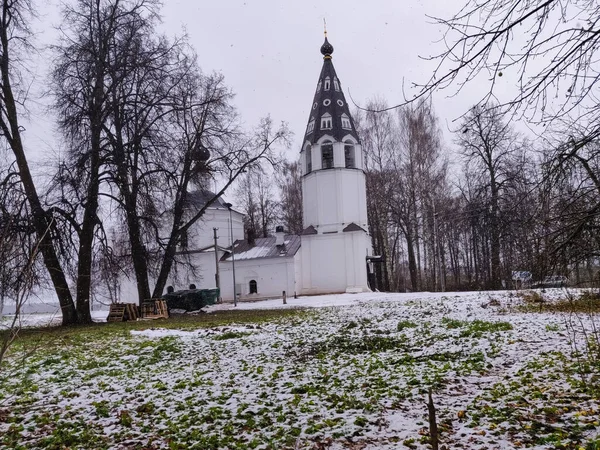 Una Piccola Chiesa Paese Una Collina — Foto Stock