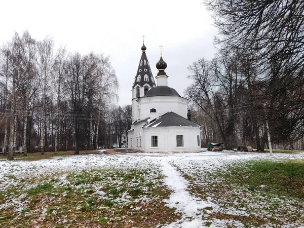 Tepedeki küçük bir köy kilisesi.