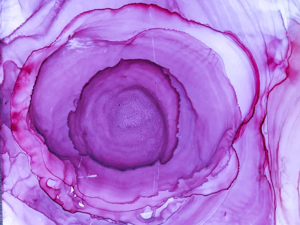 Alkol mürekkebinin arka plan dokusu kırmızı renkte. Damlaları ve lekeleri olan soyut ateş boyası.