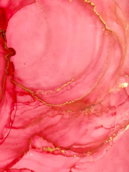 Alkol mürekkebinin arka plan dokusu kırmızı renkte. Damlaları ve lekeleri olan soyut ateş boyası.