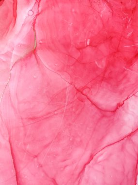 Alkol mürekkebinin arka plan dokusu kırmızı renkte. Damlaları ve lekeleri olan soyut ateş boyası.