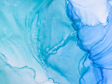 Alkol mürekkebinin arka plan dokusu mavi renkte. Damlaları ve lekeleri olan soyut boya.