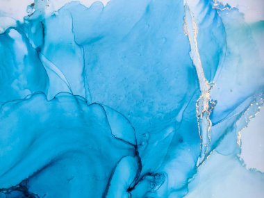 Alkol mürekkebinin arka plan dokusu mavi renkte. Damlaları ve lekeleri olan soyut boya.