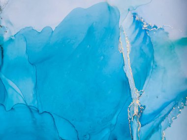 Alkol mürekkebinin arka plan dokusu mavi renkte. Damlaları ve lekeleri olan soyut boya.