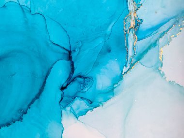 Alkol mürekkebinin arka plan dokusu mavi renkte. Damlaları ve lekeleri olan soyut boya.