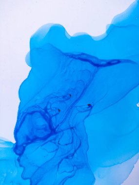 Alkol mürekkebinin arka plan dokusu mavi renkte. Damlaları ve lekeleri olan soyut boya.