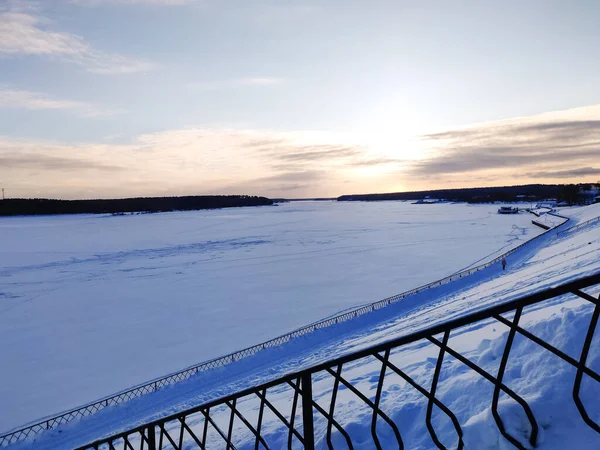 Volga nehri ve Myshkin köyü ile kırsal Rus kış manzarası