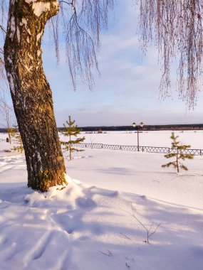 Volga nehri ve Myshkin köyü ile kırsal Rus kış manzarası