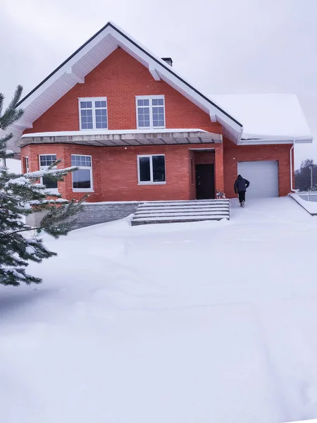 Красивий Заміський Сімейний Будинок Зимовий Сезон Сніжною Дорогою — стокове фото