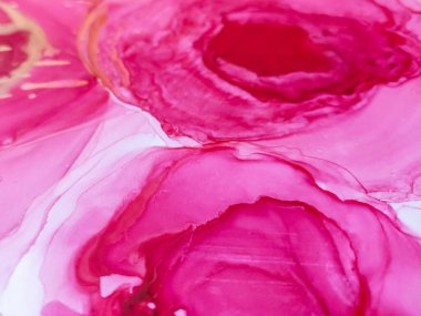 Alkol mürekkebinin arka plan dokusu kırmızı renkte. Damlaları ve lekeleri olan soyut ateş boyası.